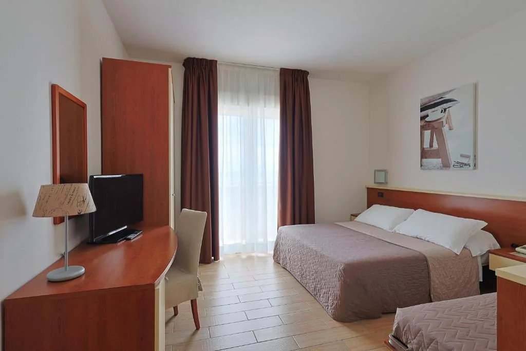 Triple Room with Balcony and Sea View — Hotel Levante