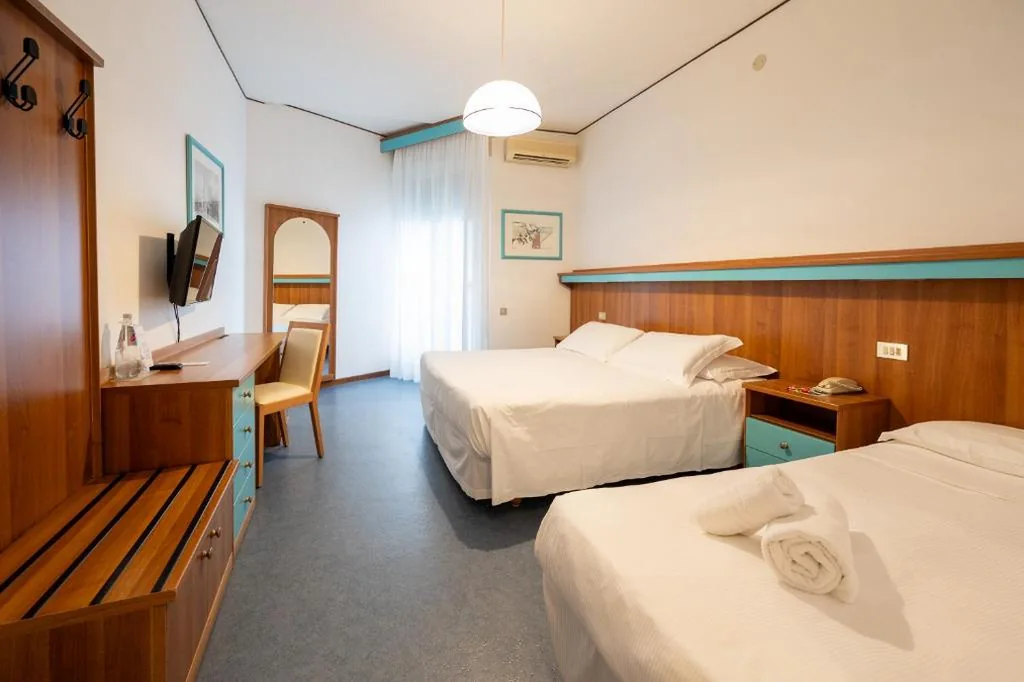 Triple Room with Balcony and Lateral Sea View — Hotel Las Vegas