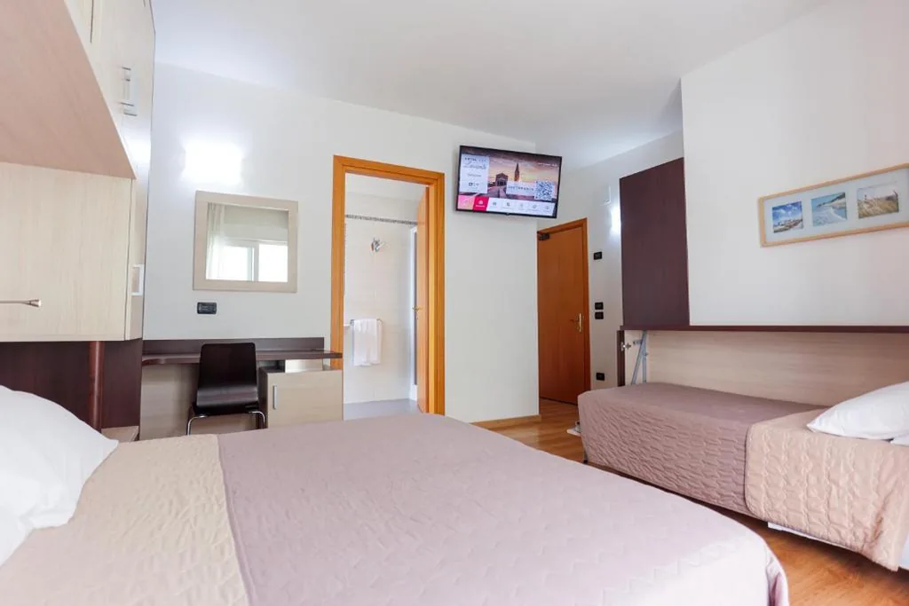 Triple Room with Balcony and Partial Sea View — Hotel Levante
