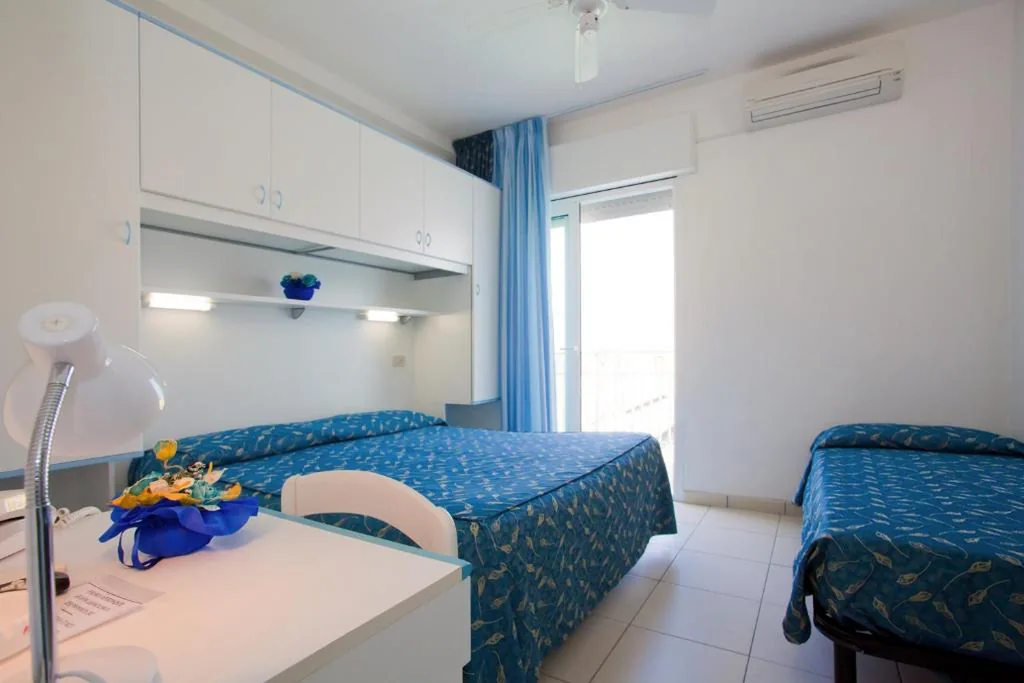 Camera Tripla con Balcone e Vista Mare Laterale — Hotel Sanremo