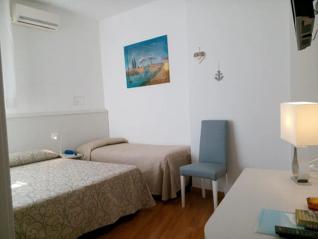 Camera Tripla con Balcone e Vista Mare Laterale — Hotel Telenia