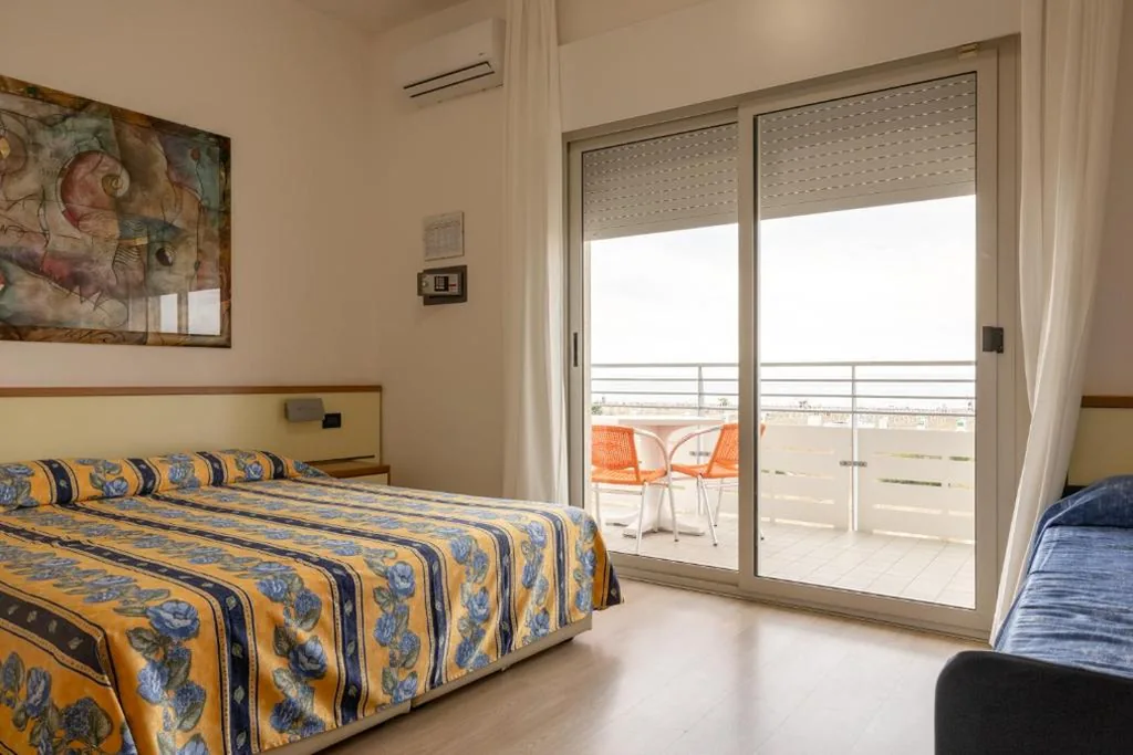 Triple Room with Balcony - Seafront — Hotel Continental