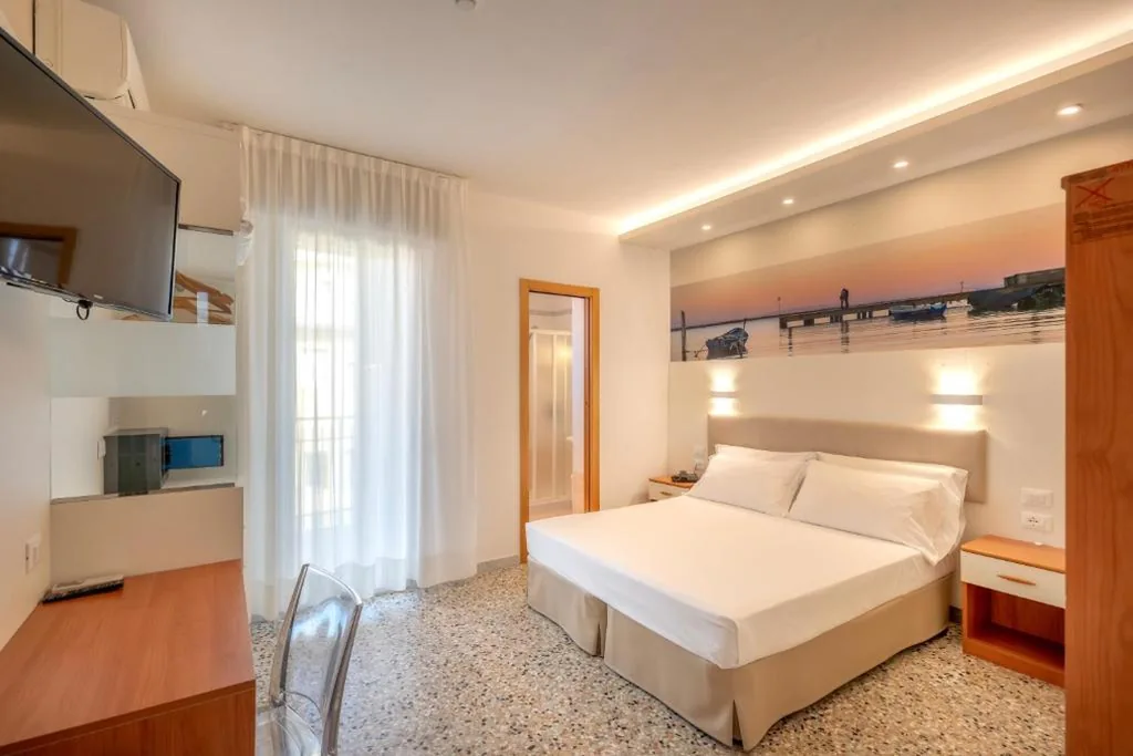 Camera Tripla con Balcone — Hotel Atenea Golden Star