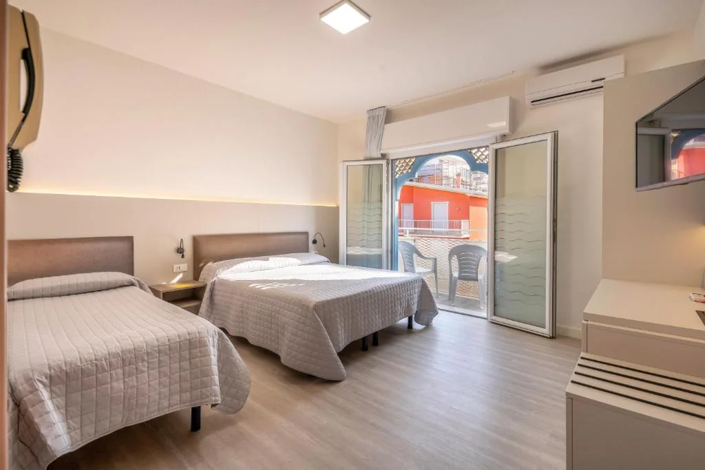 Camera Tripla con Balcone — Hotel Maxim