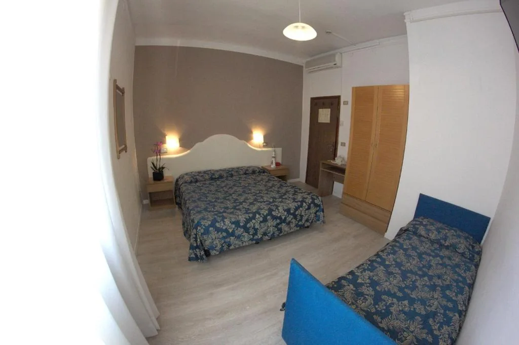 Triple Room with Balcony — Hotel Moderno