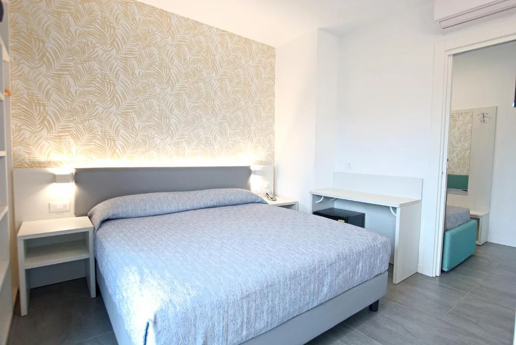 Triple Room with Balcony — Hotel Paris