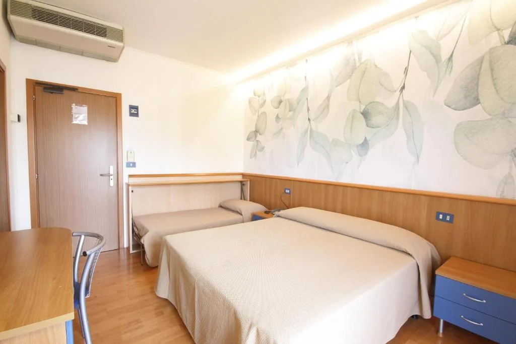 Camera Tripla con Balcone — Hotel Toledo