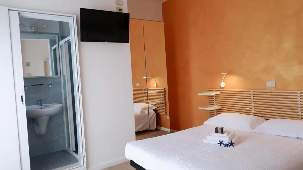 Triple Room with Balcony — Hotel Venezuela