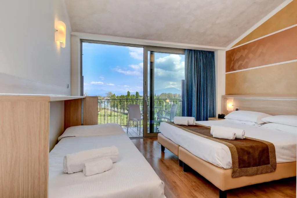 Camera Tripla con Balcone - Lato Fiume — Hotel Rivus