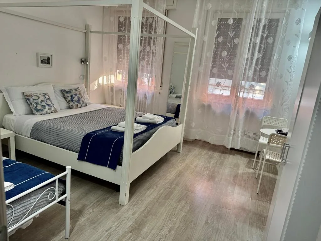 Camera Tripla con Doccia — Residenza Borgo Trento SUNDAY