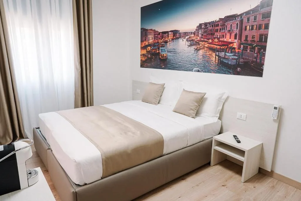 Camera Tripla con Terrazza — Angela’s Rooms – 10 minutes from VENICE