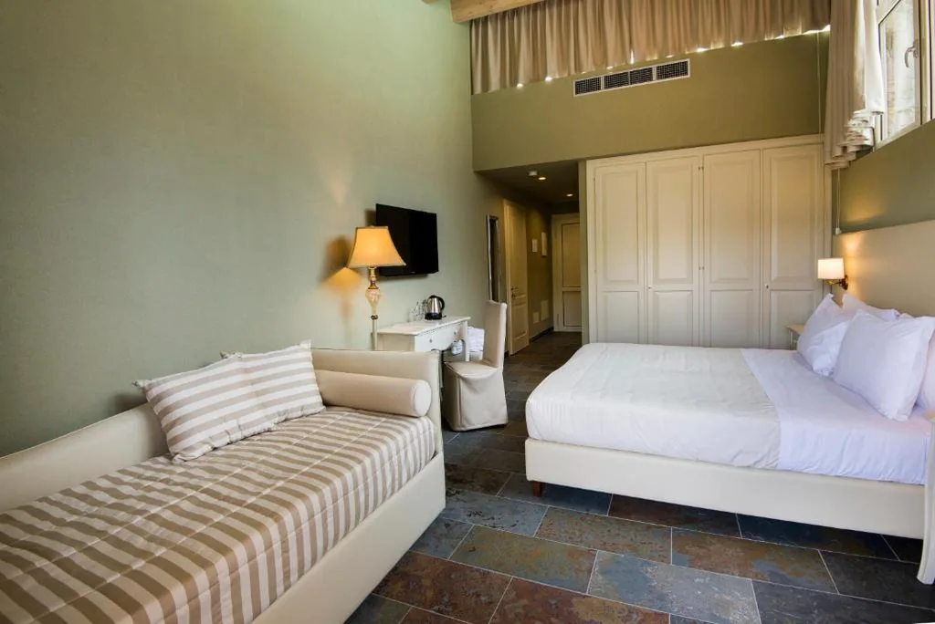 Triple Room with Terrace and Lake View — Le Ali Del Frassino