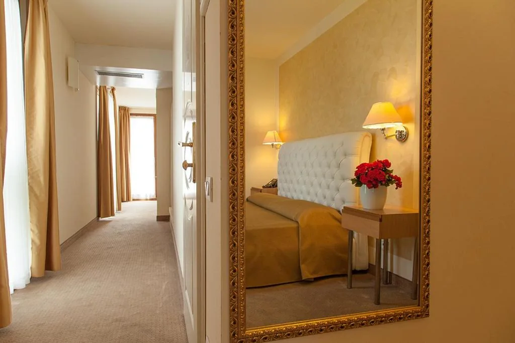 Triple Room with Terrace and Partial Lake View — Dependance Silvestro