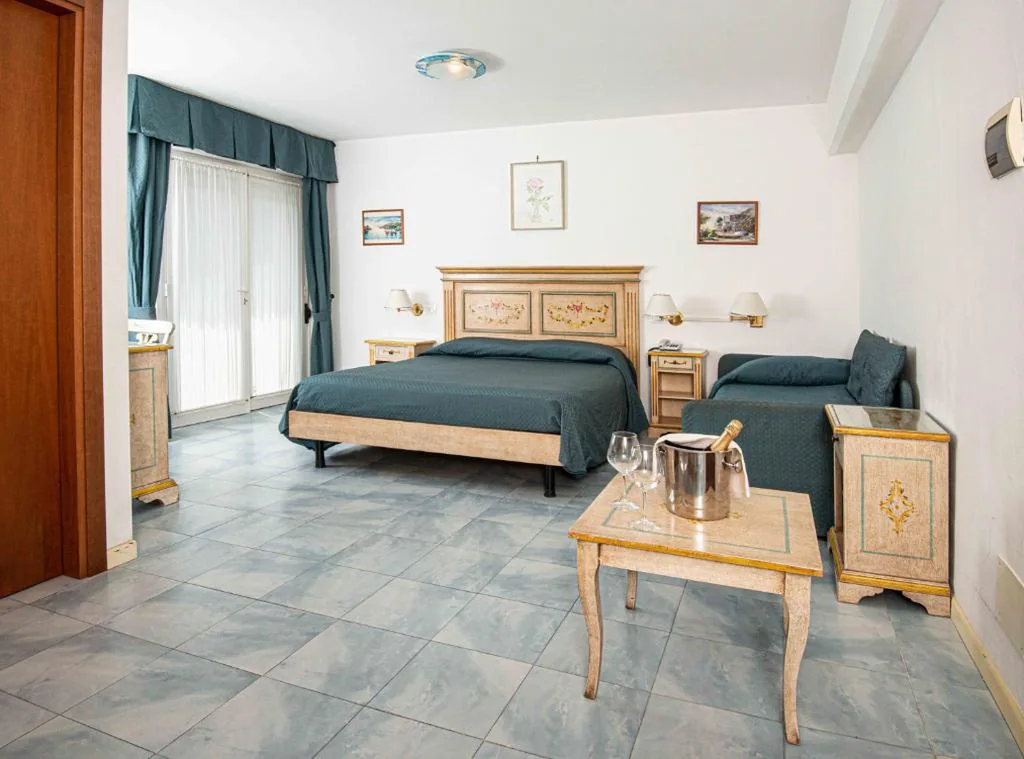 Camera Tripla con Terrazza — Hotel Oasi