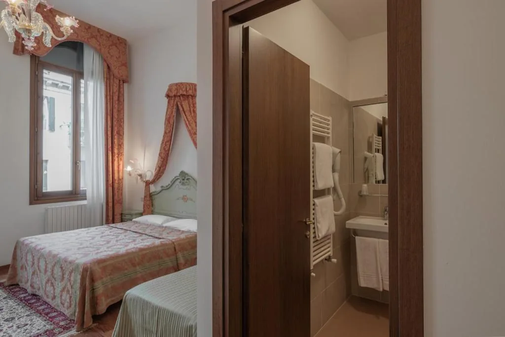 Camera Tripla con Vista Canale — Hotel al Sotoportego