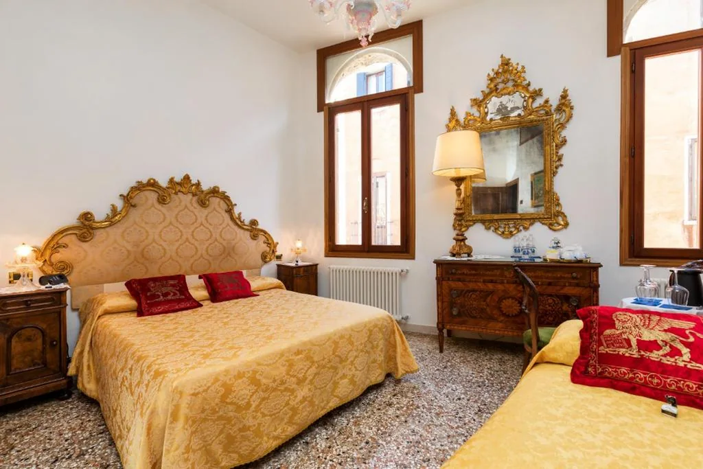 Camera Tripla con Vista Canale — Luxury Venetian Rooms