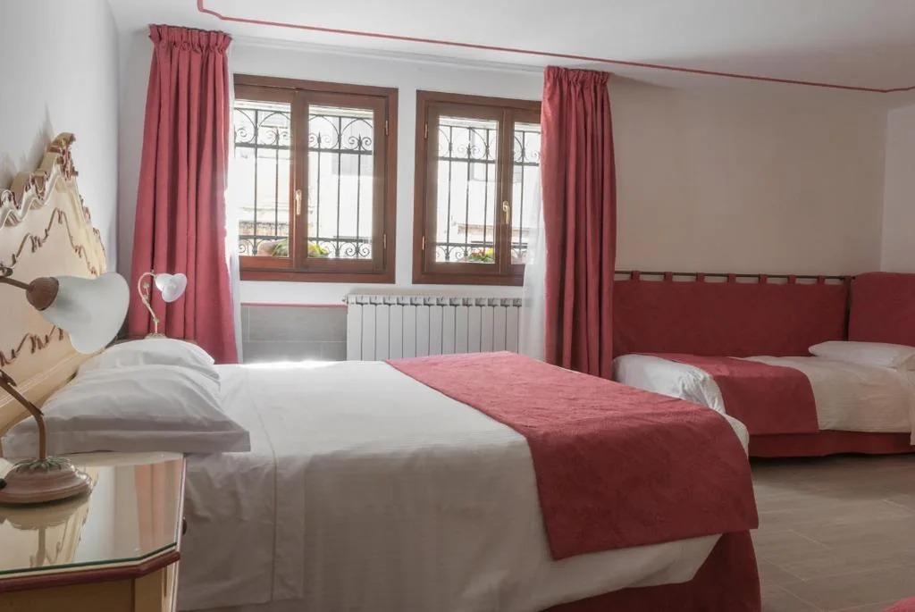 Triple Room with Canal View - Ground Floor — Ca’ San Trovaso – 6 Rooms
