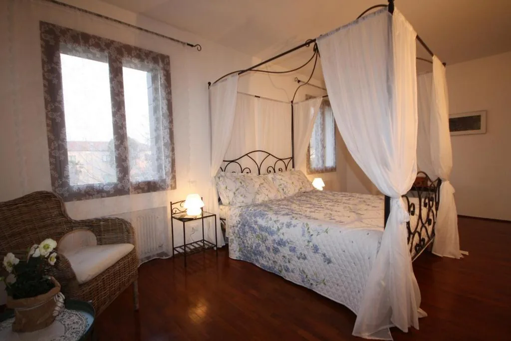 Camera Tripla con Vista Giardino — B&b Vista sul Canal Grande