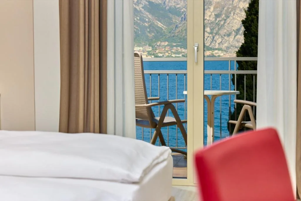 Camera Tripla con Vista Lago — Hotel Astoria – 3stelle S