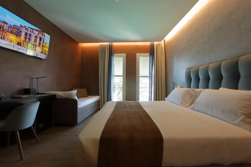 Camera Tripla con Vista Lago — Hotel Bell’arrivo by Dori