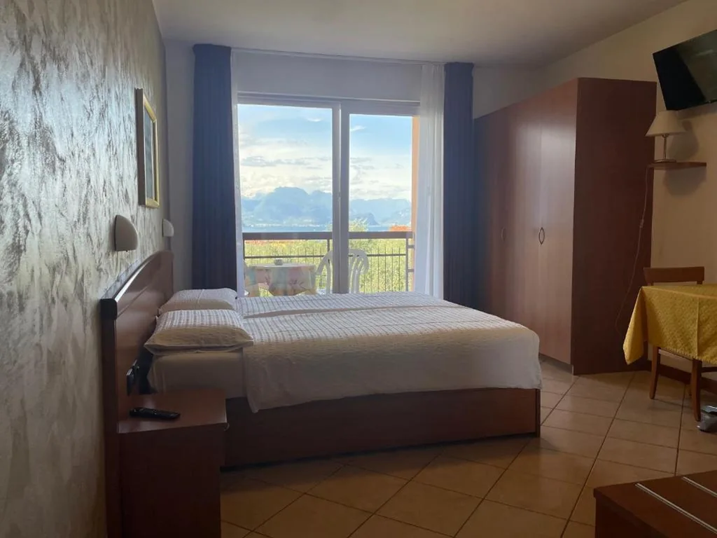 Camera Tripla con Vista Lago — Hotel Casa Chincarini