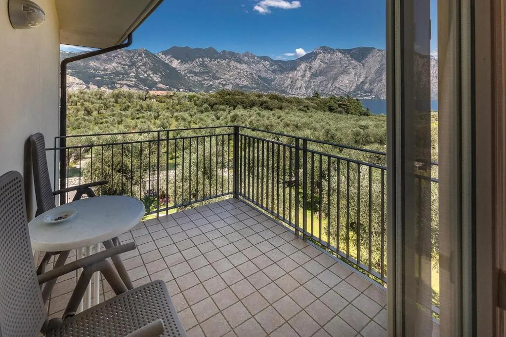 Camera Tripla con Vista Lago — Hotel Garnì Orchidea