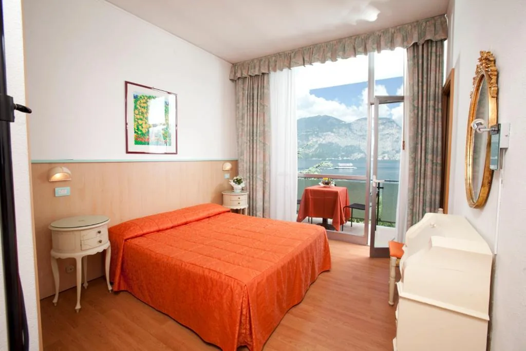 Camera Tripla con Vista Lago — Hotel Residence Rely