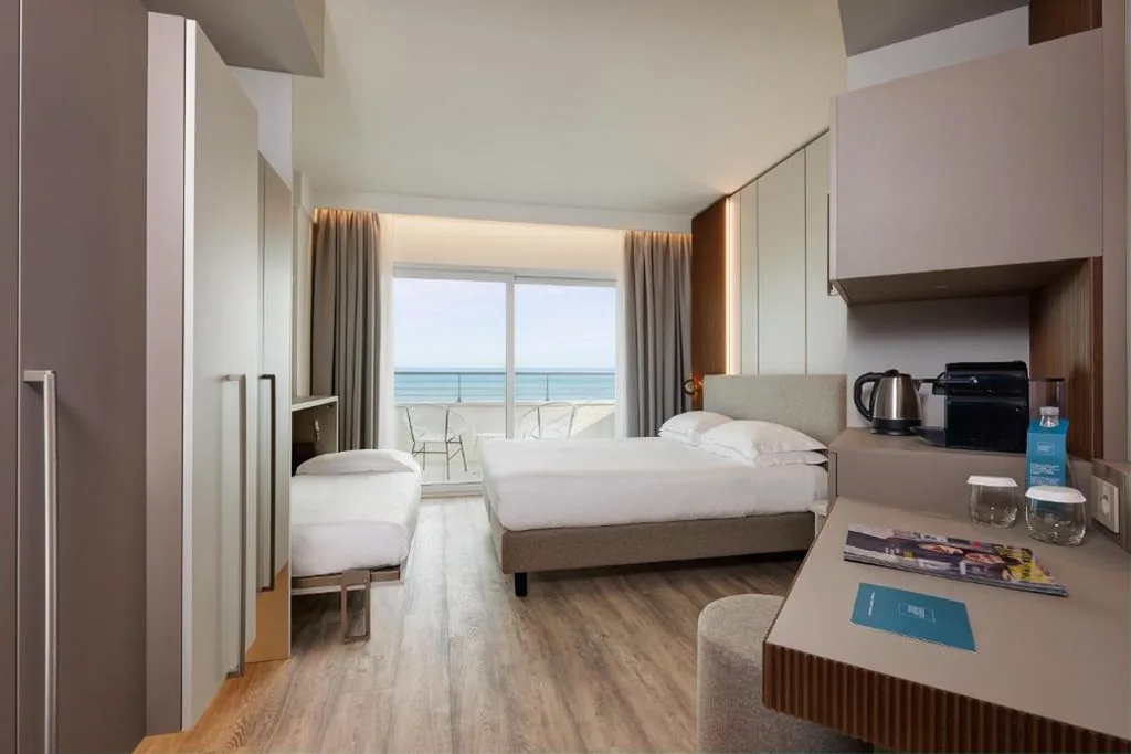 Camera Tripla con Vista Mare — Adriatic Palace Hotel