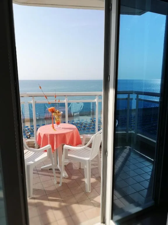 Camera Tripla con Vista Mare e Balcone. — Hotel Caravelle&MiniCaravelle