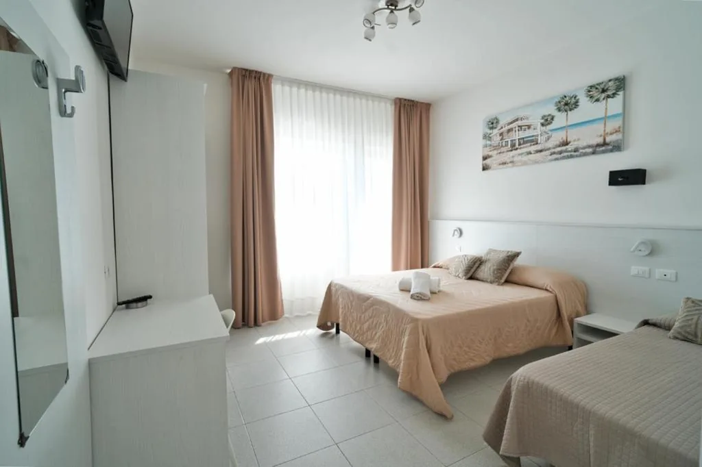 Camera Tripla con Vista Mare Frontale — Hotel Ideal Sottomarina