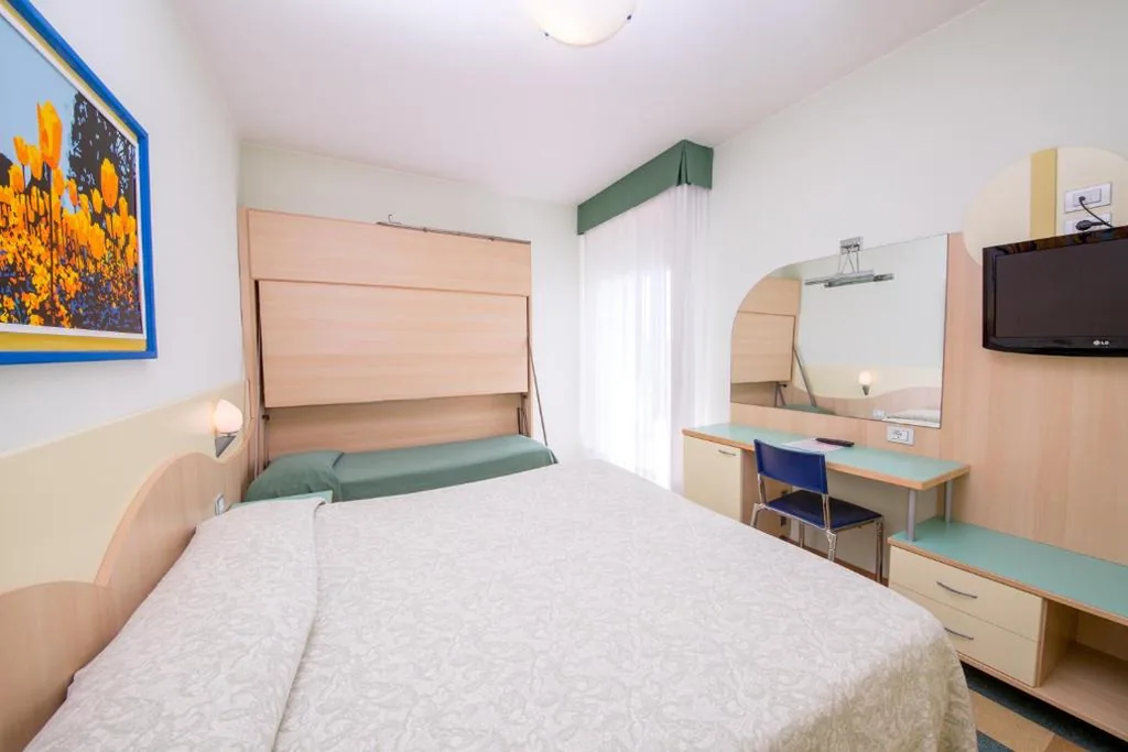 Camera Tripla con Vista Mare — Hotel Nember