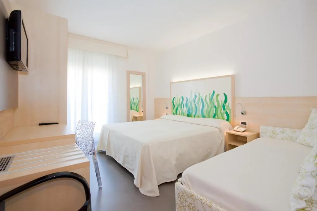 Camera Tripla con Vista Mare — Hotel Savoy