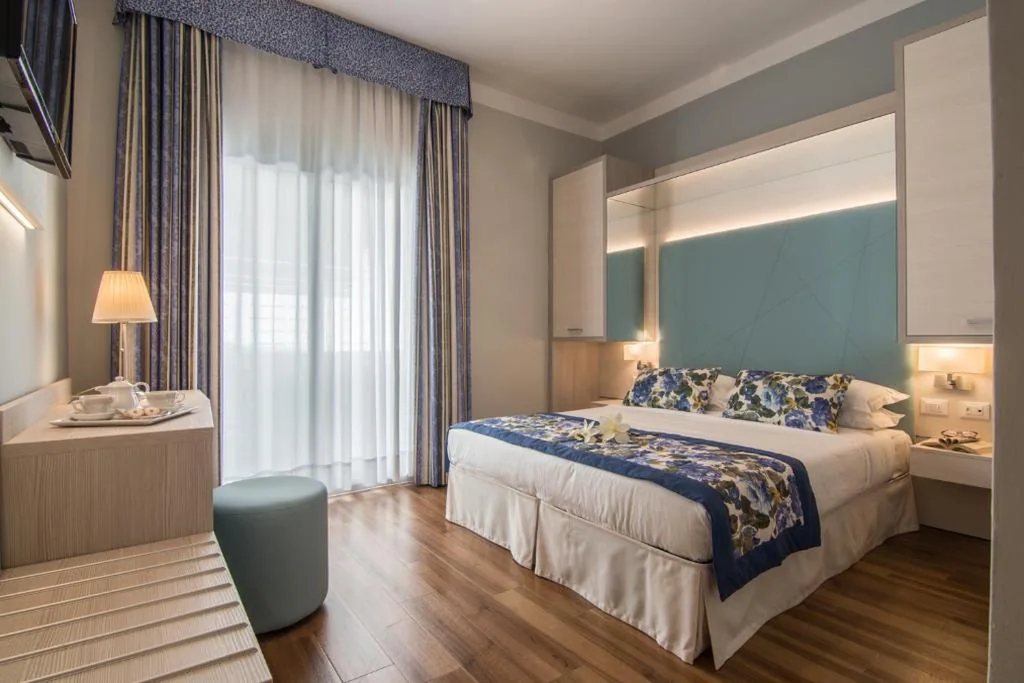 Camera Tripla con Vista Mare Laterale — Hotel Doriana