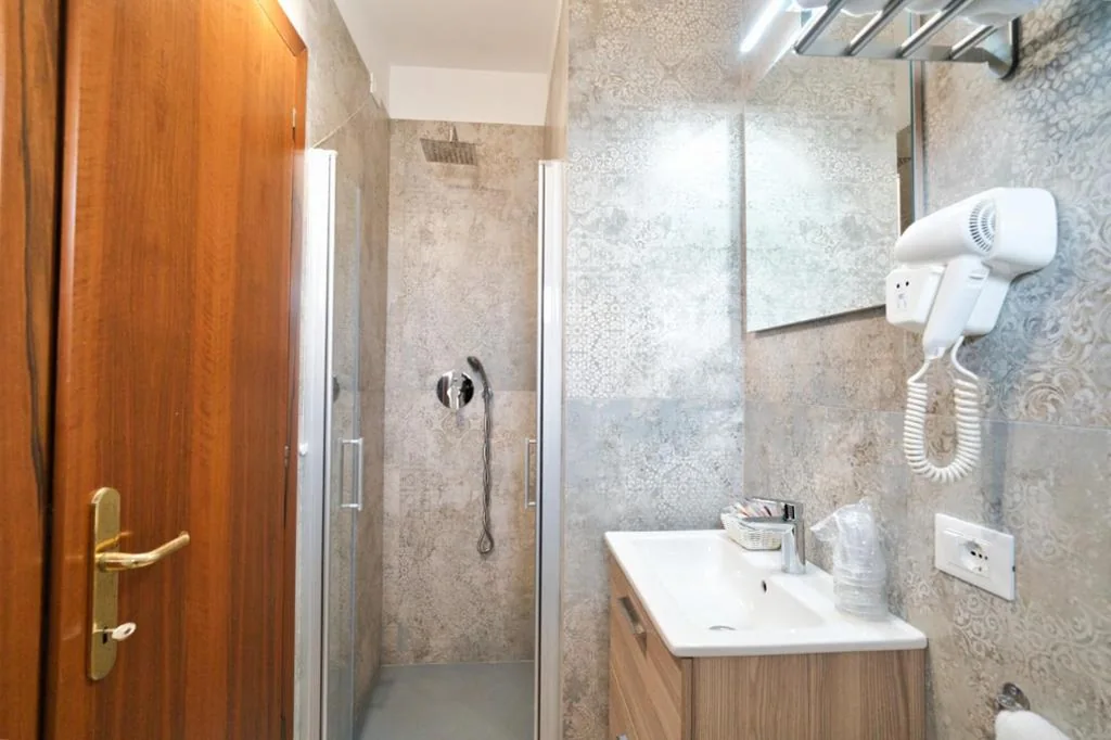 Camera Tripla con Vista Mare Laterale — Hotel Ideal Sottomarina