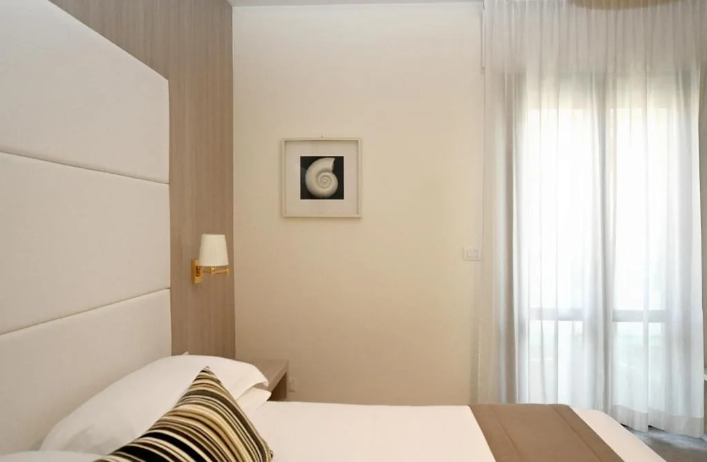Camera Tripla con Vista Mare Parziale — Hotel Atlantico
