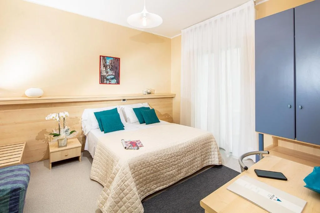 Camera Tripla con Vista Mare Parziale — Hotel Condor