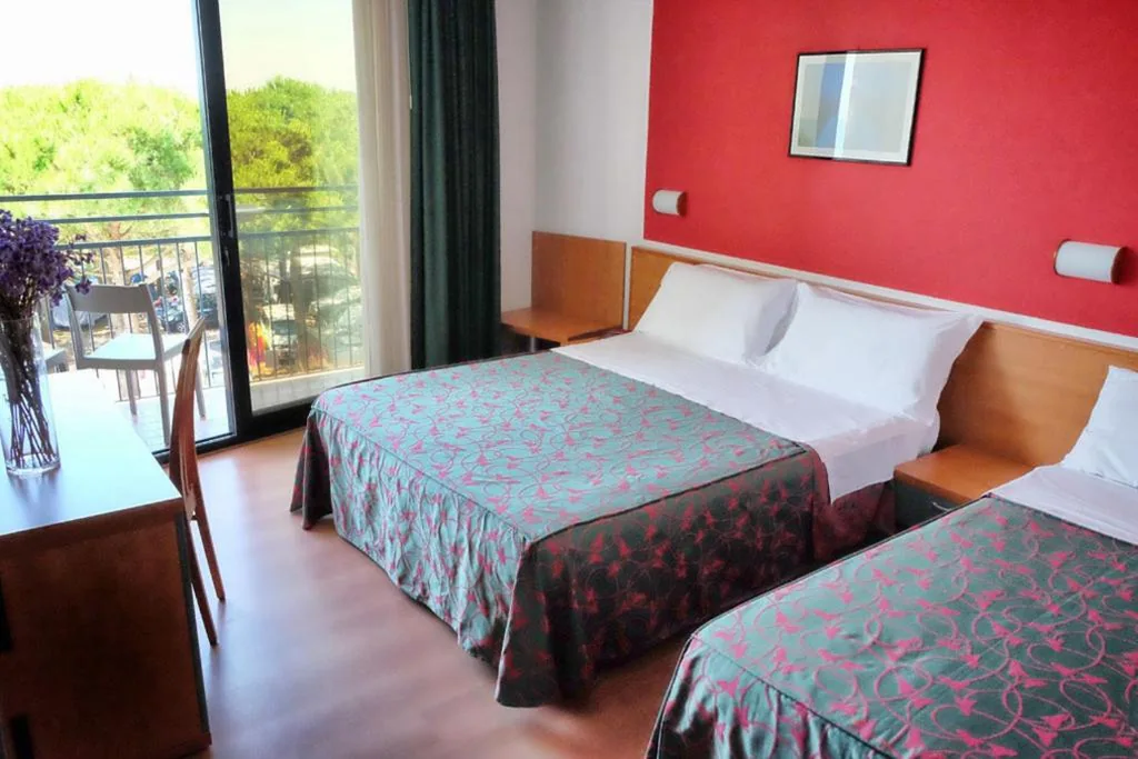 Camera Tripla con Vista Mare Parziale — Hotel Fenix