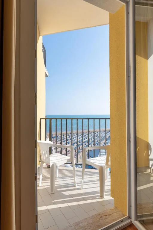 Camera Tripla con Vista Mare Parziale — Hotel Mondial