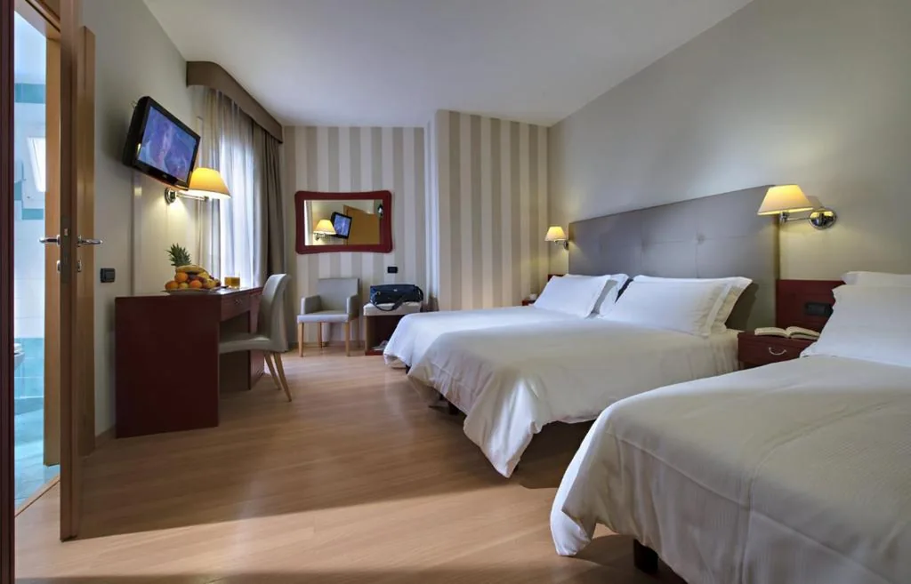 Camera Tripla con Vista Mare Parziale — Hotel Orient & Pacific