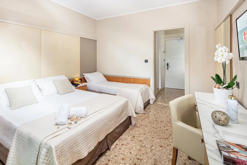 Camera Tripla con Vista Mare Parziale — Hotel Royal