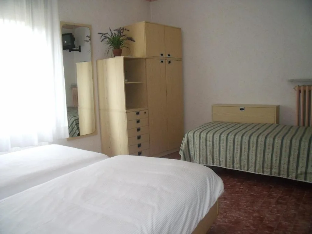 Camera Tripla con Vista Montagna — Hotel Alla Noce