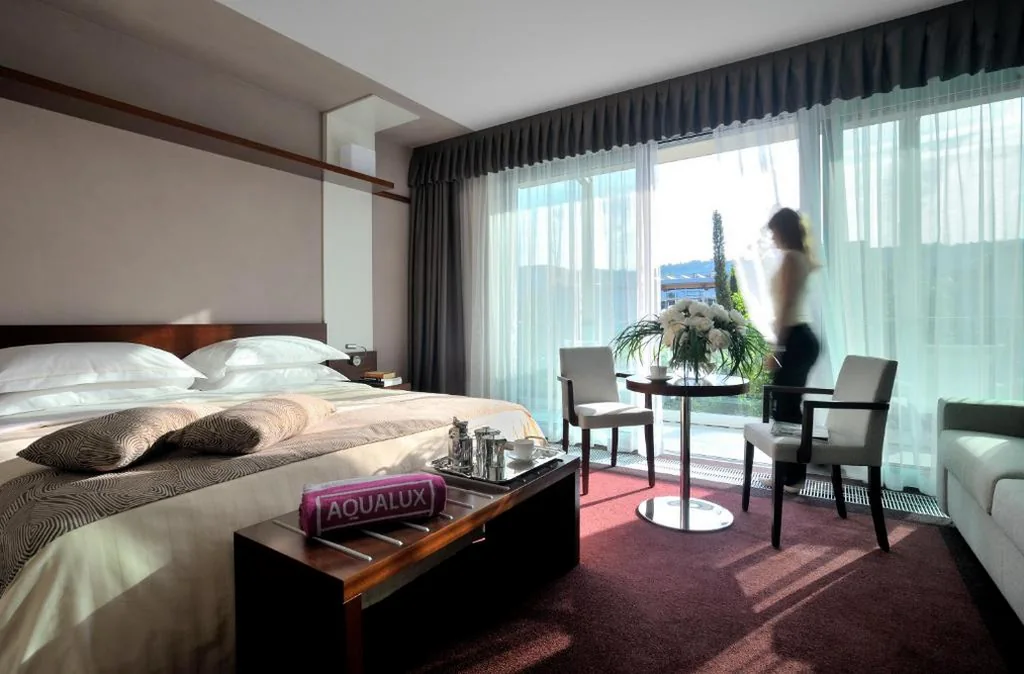 Camera Tripla con Vista Piscina — Aqualux Hotel Spa Suite & Terme
