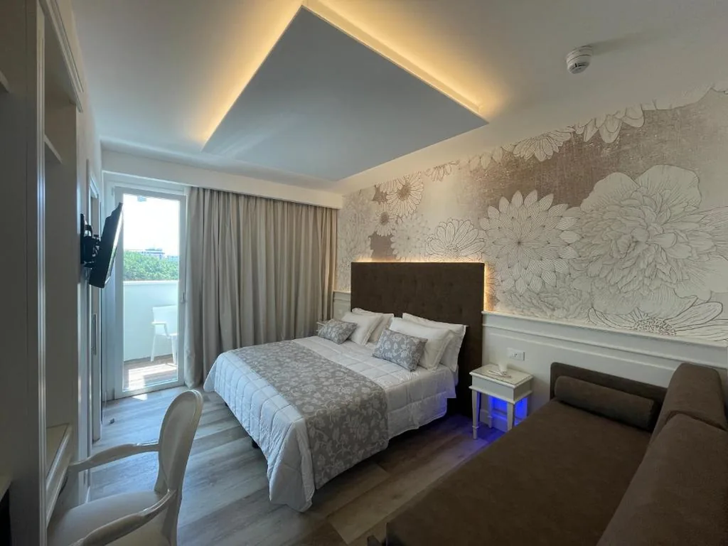 Deluxe Triple Room with Balcony — Park Hotel Cellini