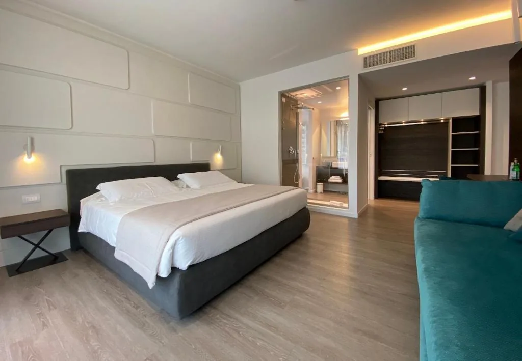 Deluxe Triple Room with Balcony — Solho Hotel