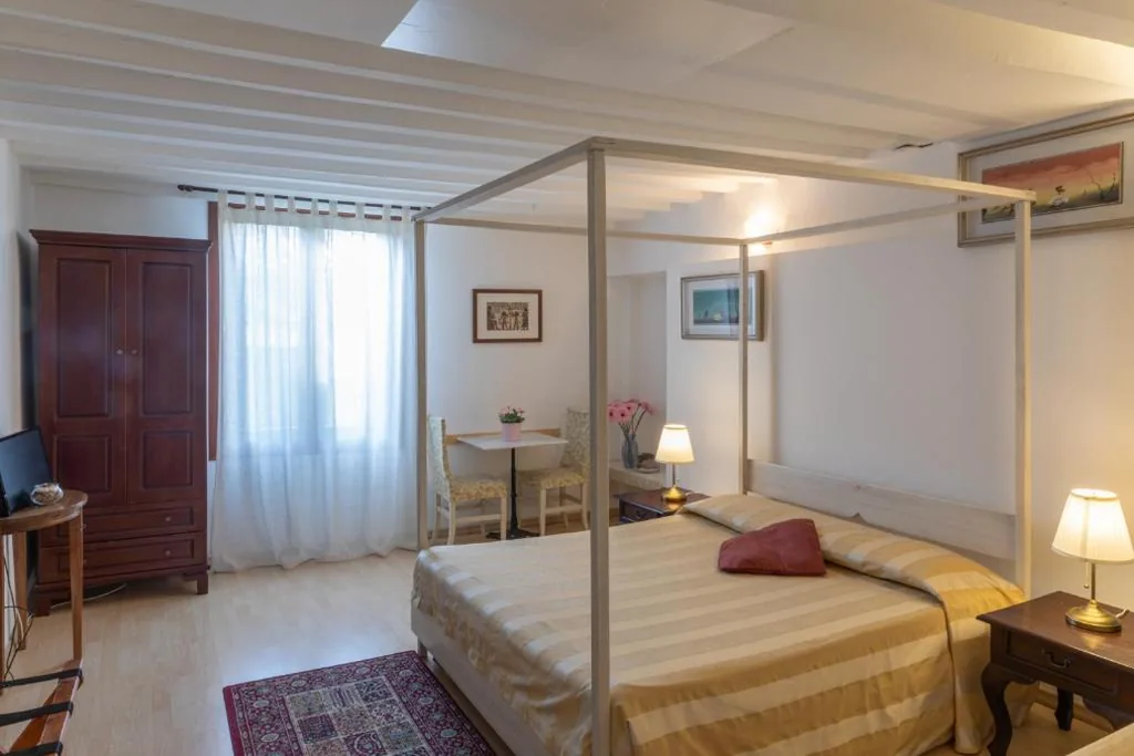 Camera Tripla Deluxe con Vista Giardino — Dimora Al Doge Beato Canal View