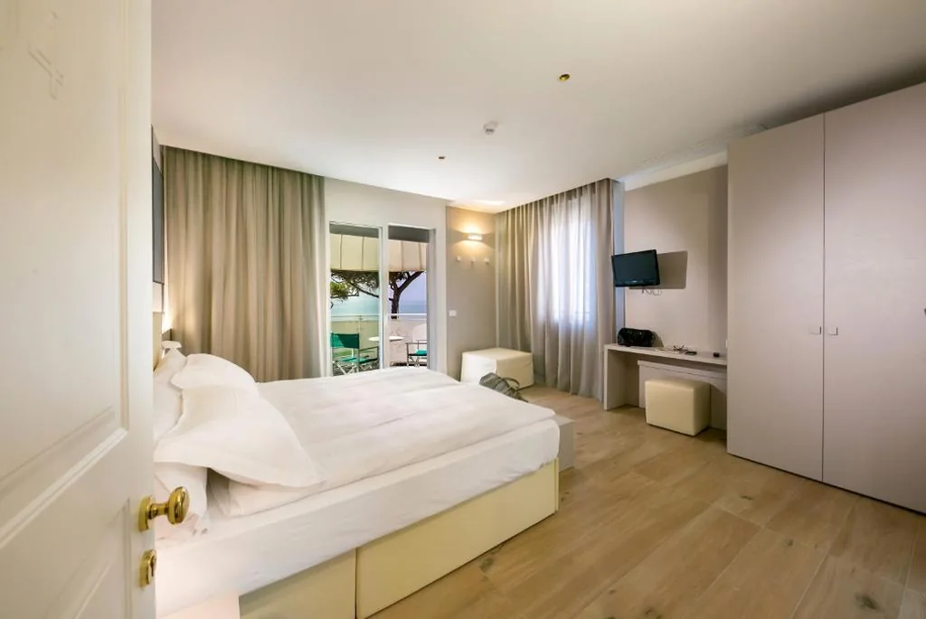 Camera Tripla Deluxe con Vista Mare — Hotel Le Lampare