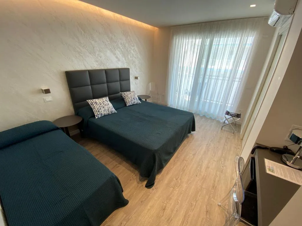 Camera Tripla Deluxe con Vista Mare Laterale — Hotel Castiglione