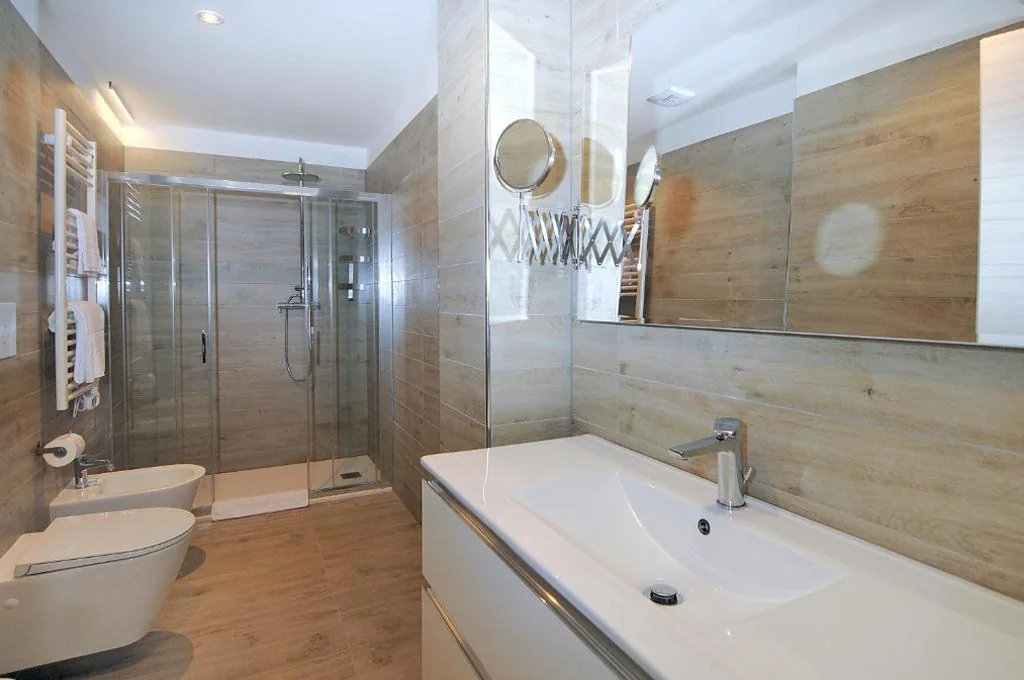 Deluxe Triple Room with Side Sea View — Marina Palace Hotel 4 stelle S