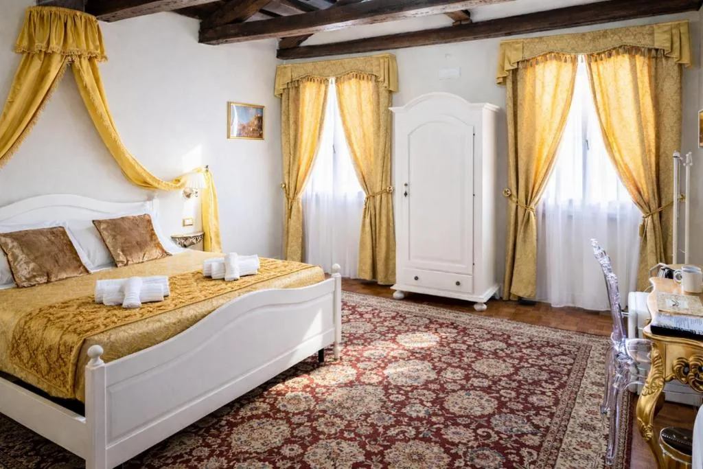 Camera Tripla Deluxe — Palazzo Titti Rialto Suites