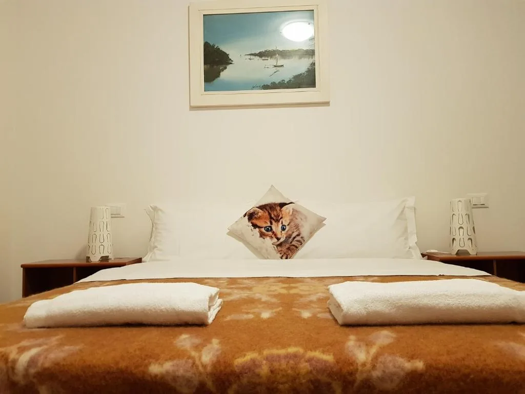 Camera Tripla Economy con Bagno in Comune — Rosa Garden B&B